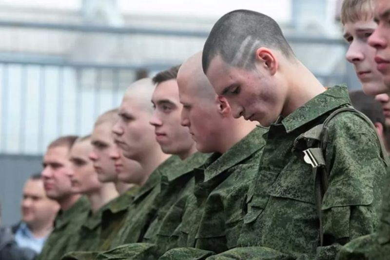 Жителів ЛНР та ДНР з паспортами РФ призиватимуть до російської армії