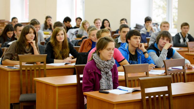 Українських студентів хочуть карати за підробні дипломи та реферати