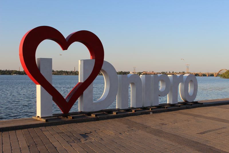 Росія вдарила по житлових районах Дніпра