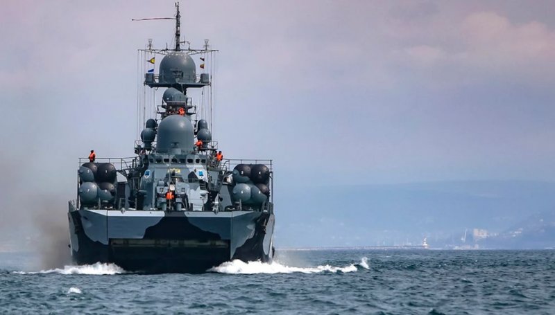 Російські військові кораблі втекли з Чорного моря: На болотах палає