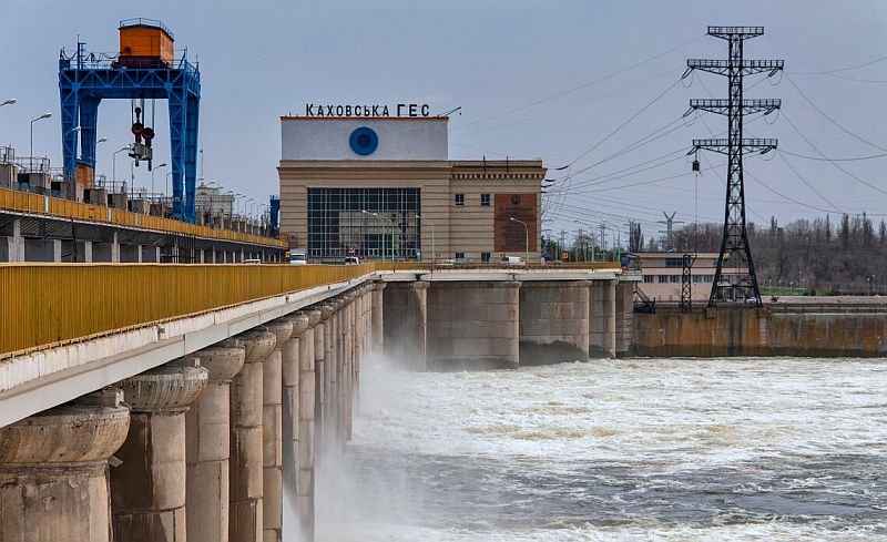 Окупанти показово ''мінують'' греблю Каховської ГЕС