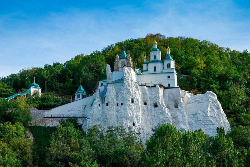 Результати обстрілу Святогірської лаври: є загиблі та поранені