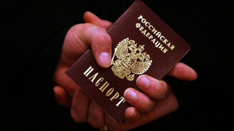 Зеленський пояснив, навіщо колаборантам російські паспорти