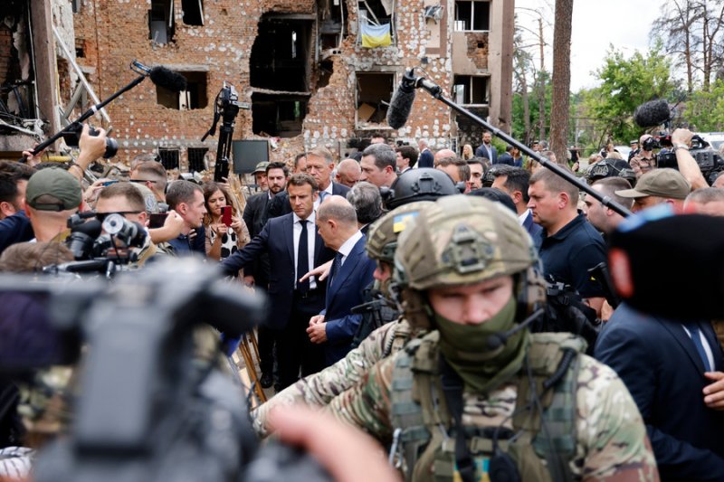 Макрон відреагував на побачене в Ірпені українською мовою