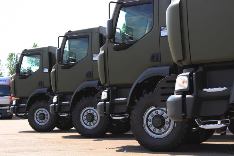 ЗСУ отримали нові вантажівки та модульні командні пункти (фото)