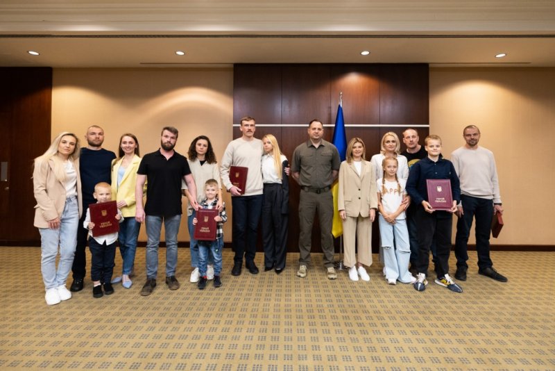 П'ять командирів Азовсталі отримали ордени Золота зірка та зустрілись із родинами