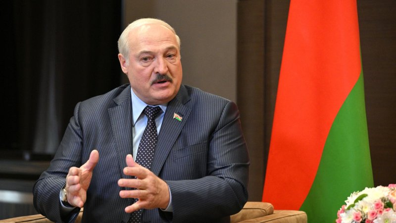 Лукашенко пообіцяв носити українців на руках