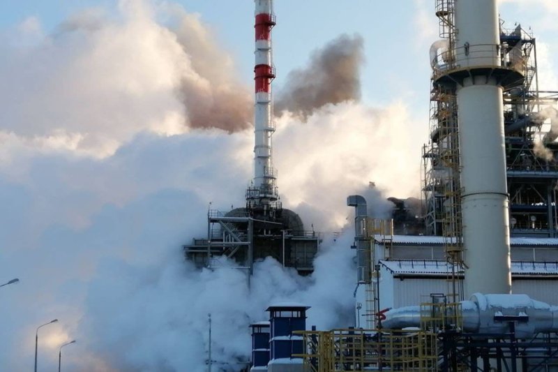 На російському нафтопереробному заводі спалахнула пожежа (відео)