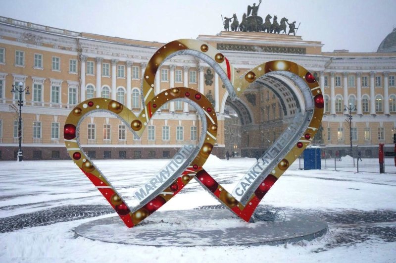У Петербурзі на школярку склали протокол через напис на серці ''Маріуполь''
