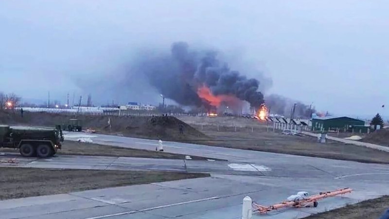 Вибухи на аеродромі Енгельс зірвали новий масований удар РФ по Україні
