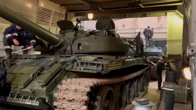 Стало відомо з якою швидкістю РФ повертає до життя старі радянські танки Т-62