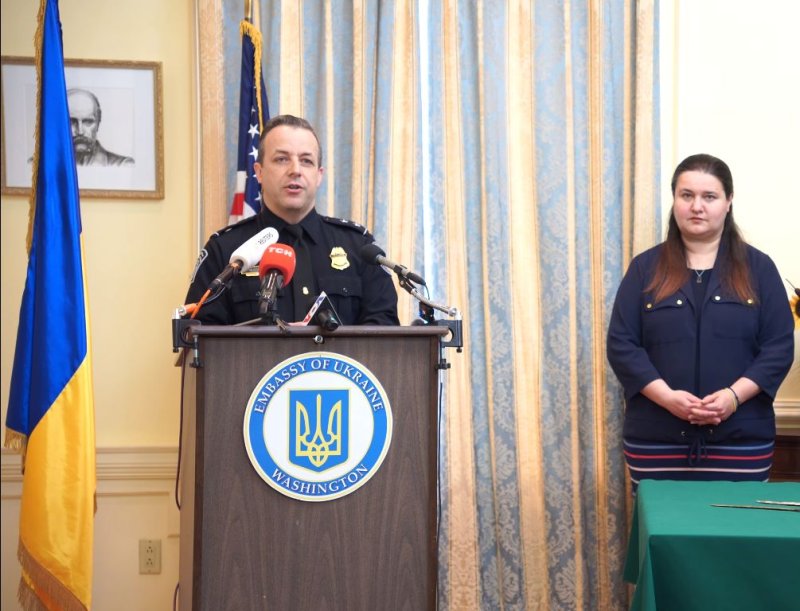 США передали Україні артефакти, які викрали росіяни (фото)