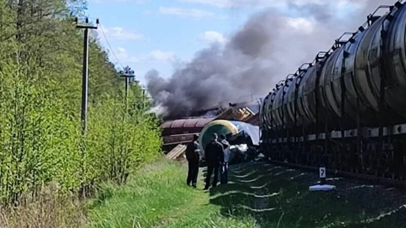 У РФ через підрив залізниці з колії зійшов вантажний потяг із паливом