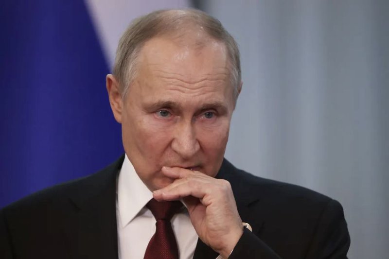 Кремль вже змушений виправдовуватись за бездіяльність Путіна
