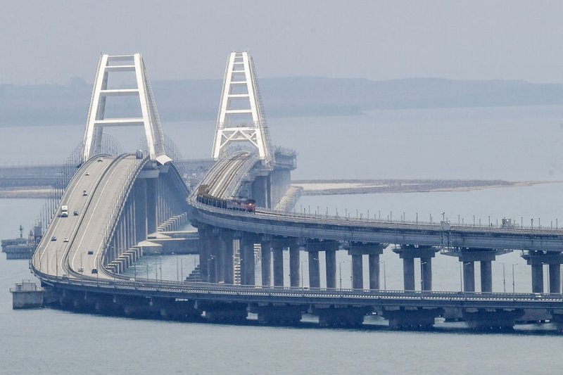 На Кримському мосту зупинено рух: повідомляють про вибухи