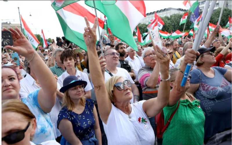 Угорці знову вийшли на вулиці проти Орбана (фото)