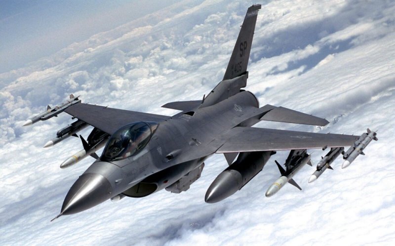 У США пояснили, чому не дають Україні більше F-16