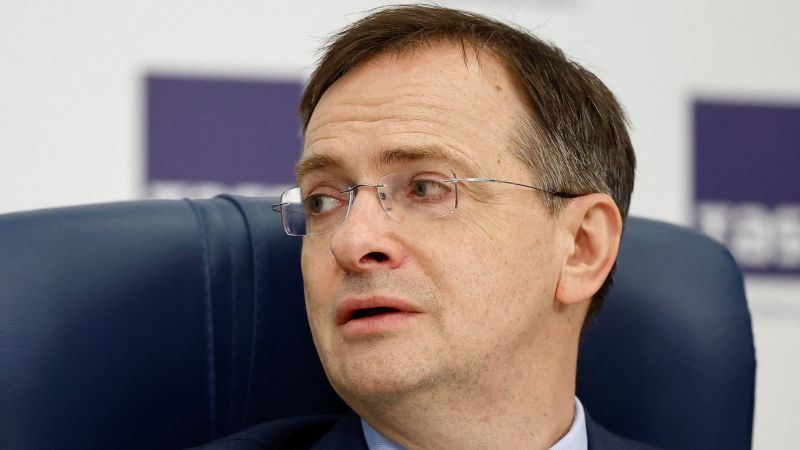 Мединський у Стамбулі втік від журналістів після питань про втрати російської авіації