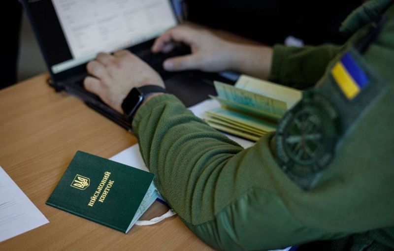 Кому можуть анулювати бронь від мобілізації в серпні: названо всі категорії