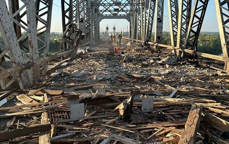 З'явилися кадри пошкодженого РФ мосту у Кременчуці