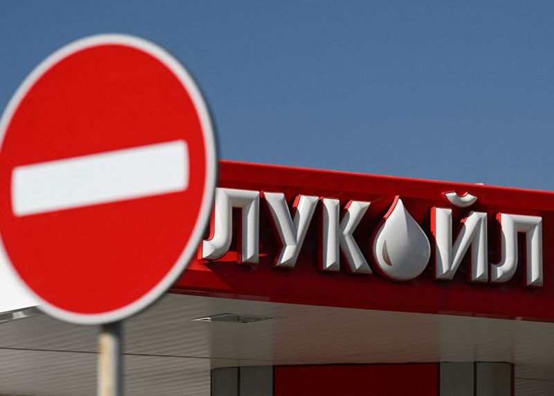 Санкції в дії: російський "Лукойл" розпродає активи