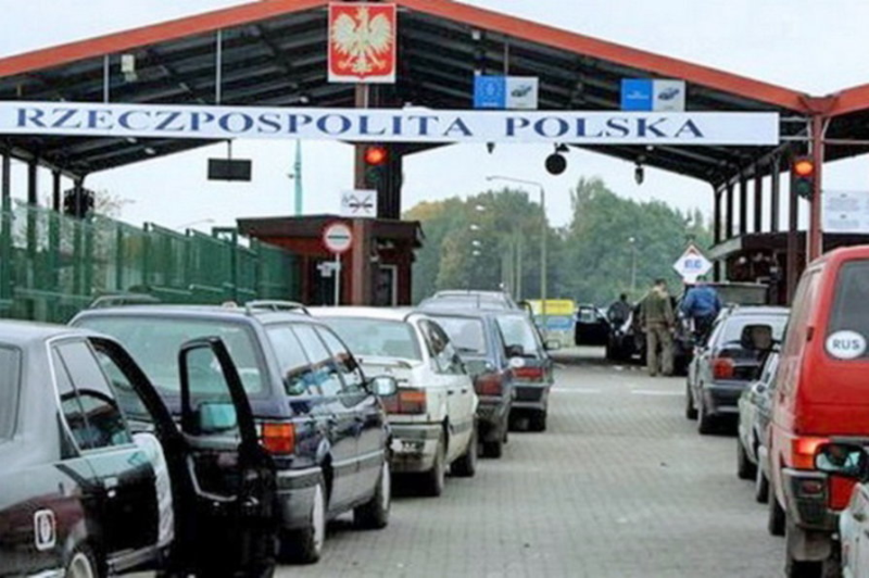 Польща оголосила, що більше не може приймати біженців з України: подробиці