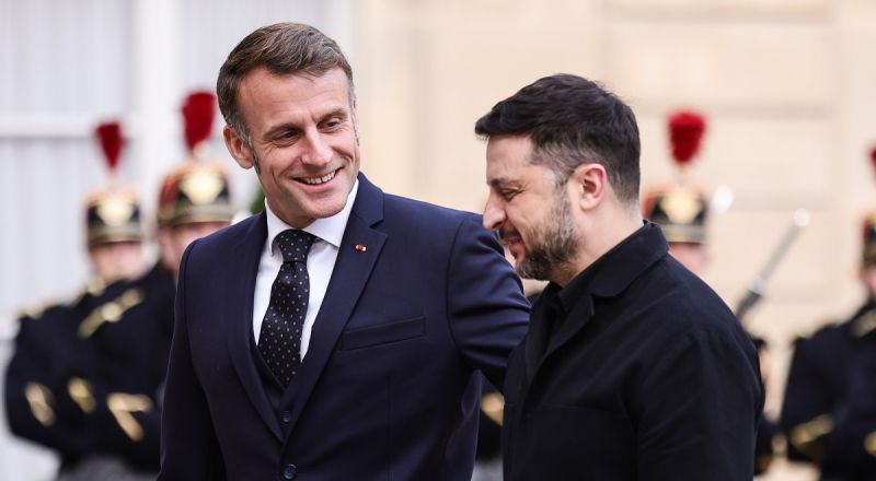 Макрон розповів Зеленському про візит його радника до Росії