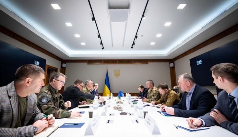 Історичний візит: делегація командувачів НАТО прибула до України