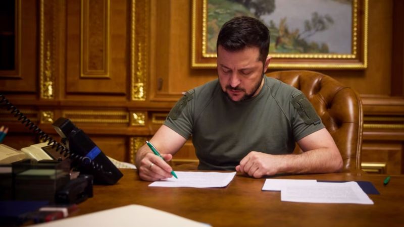 Військовий збір залишиться і після війни: Зеленський підписав закон
