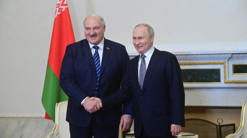 Білорусь стала економічним тилом РФ: як Лукашенко допомагає вести війну