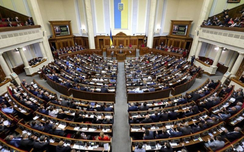 Довічне утримання для обраних депутатів: у Раді пропонують чергову скандальну ініціативу