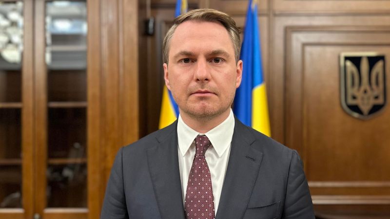 Змився вночі: Кравченко виїхав з України
